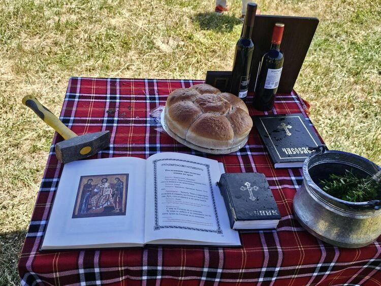 С молебен и символична първа копка започна строителството на новия параклис „Света Троица“ в Браница