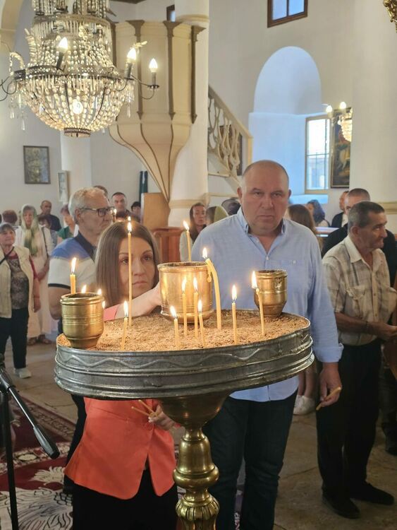 Митрополит Арсений отслужи Петдесетница в манастира „Света Троица“ край Устрем