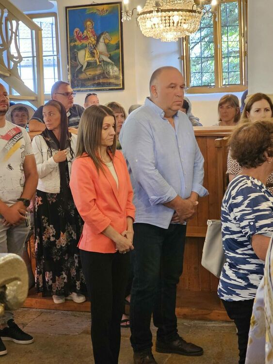 Митрополит Арсений отслужи Петдесетница в манастира „Света Троица“ край Устрем