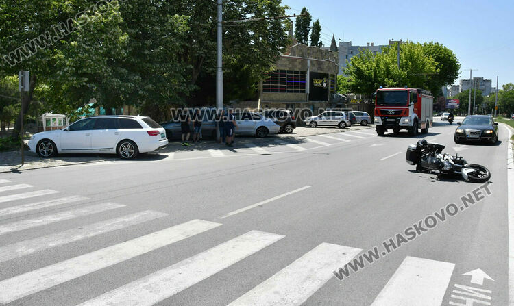 Моторист пострада при удар от „Ауди“ до „Замъка“ в Хасково