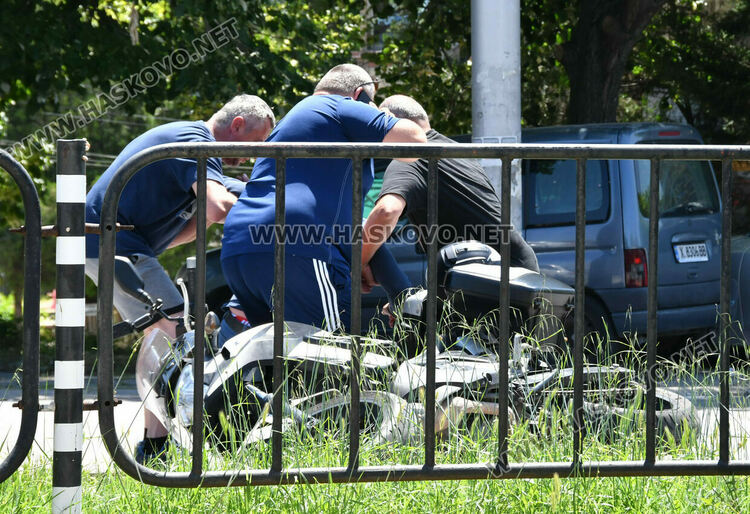 Моторист пострада при удар от „Ауди“ до „Замъка“ в Хасково