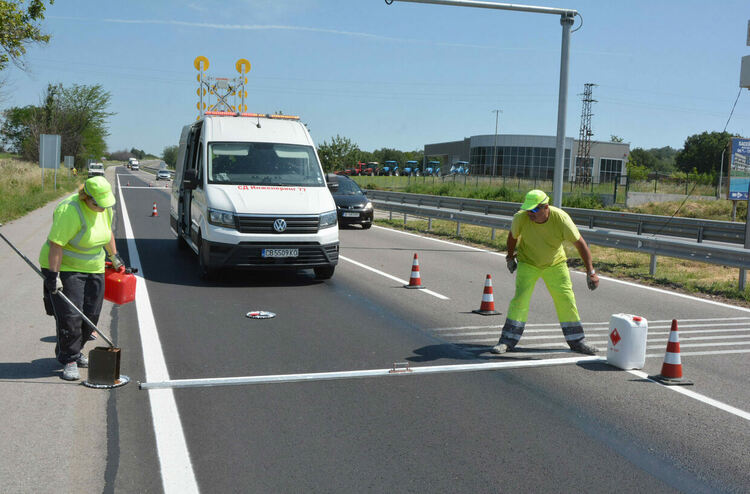Започна полагането на нова вибрираща маркировка по пътя между Хасково и Димитровград