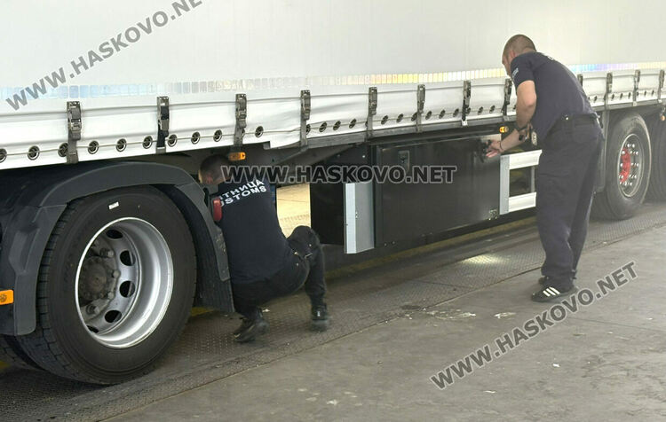 Откриха валута за близо 2.8 млн. лв. в два товарни автомобила