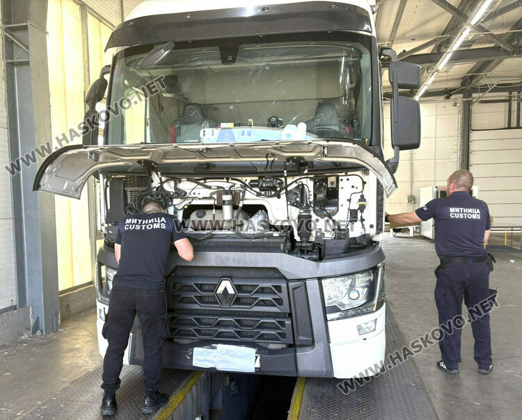 Откриха валута за близо 2.8 млн. лв. в два товарни автомобила