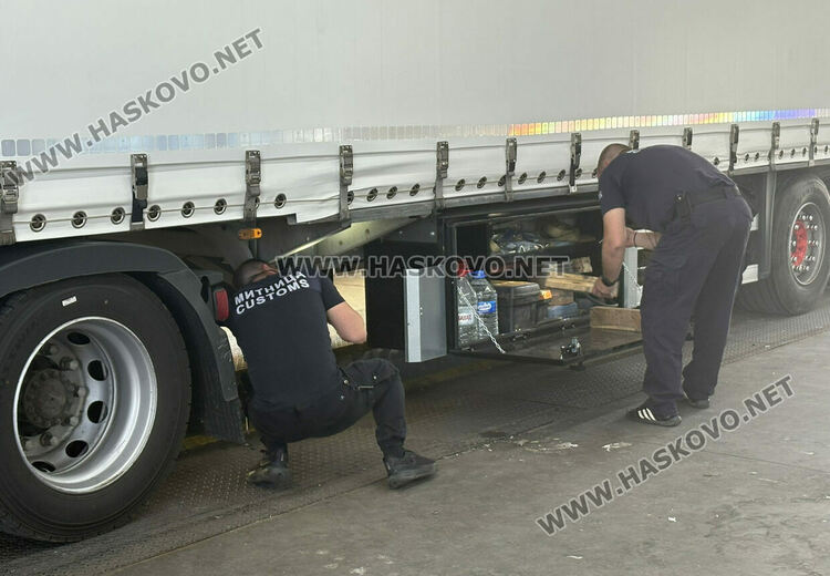 Откриха валута за близо 2.8 млн. лв. в два товарни автомобила