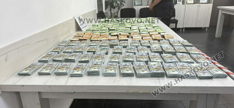 Откриха валута за близо 2.8 млн. лв. в два товарни автомобила