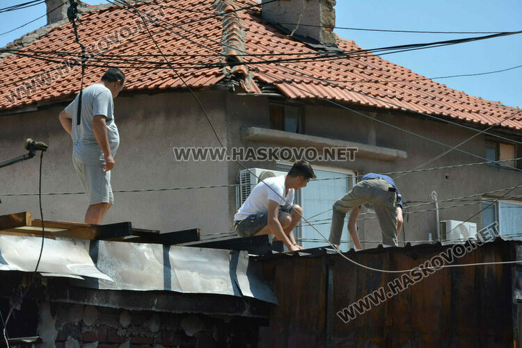 Семейство остана без дом след пожар от електрически мотор, пламна и съседна къща