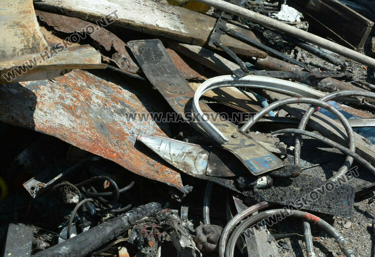 Семейство остана без дом след пожар от електрически мотор, пламна и съседна къща