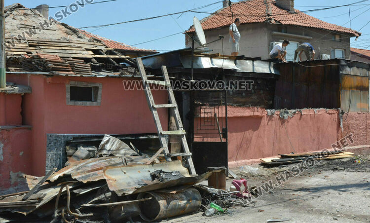 Семейство остана без дом след пожар от електрически мотор, пламна и съседна къща