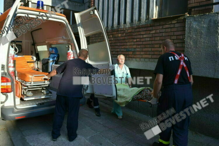 Два екипа пожарникари помогнаха на спешни медици в Кърджали за транспортиране на болни хора 