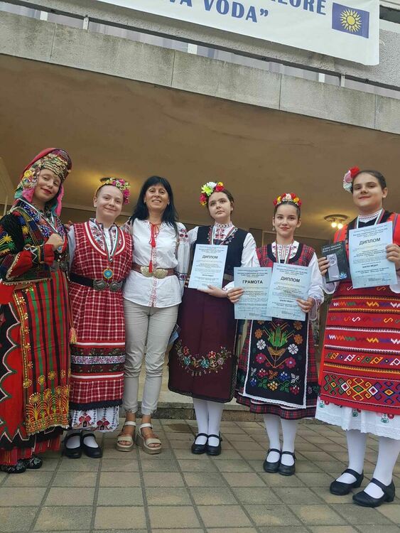 Златни отличия за Музикалната школа по народно пеене с ръководител Елена Беделева 