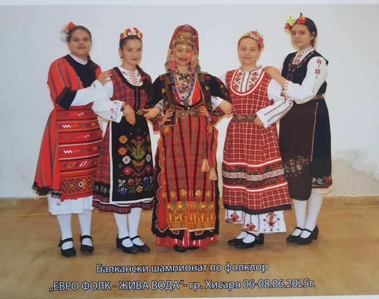 Златни отличия за Музикалната школа по народно пеене с ръководител Елена Беделева 