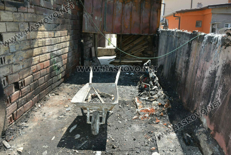 Семейство остана без дом след пожар от електрически мотор, пламна и съседна къща