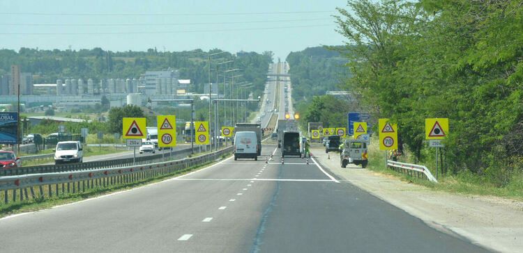 Започна полагането на нова вибрираща маркировка по пътя между Хасково и Димитровград