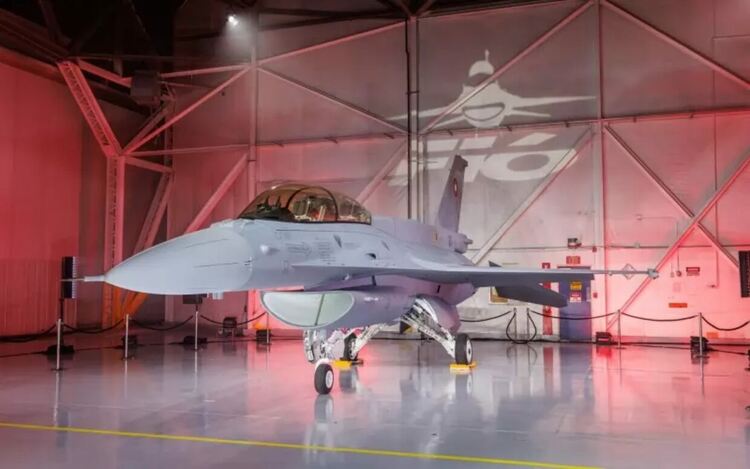 Първият Ф-16 пристигна през април.