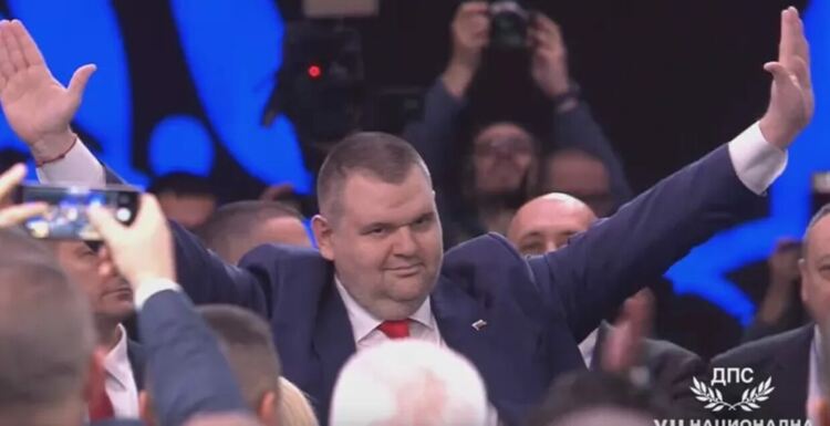    Докато ДПС се рои, Пеевски разпределя порциите в държавата