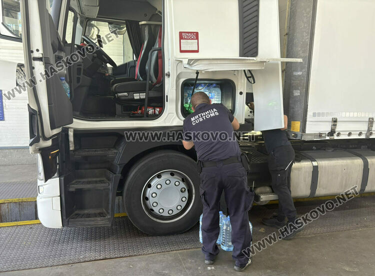 Откриха валута за близо 2.8 млн. лв. в два товарни автомобила