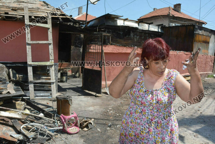 Семейство остана без дом след пожар от електрически мотор, пламна и съседна къща