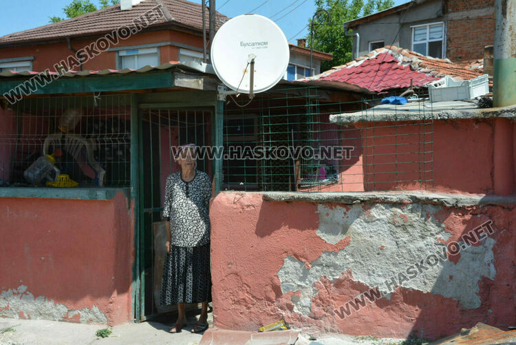 Семейство остана без дом след пожар от електрически мотор, пламна и съседна къща