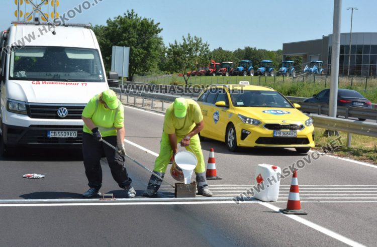 Започна полагането на нова вибрираща маркировка по пътя между Хасково и Димитровград