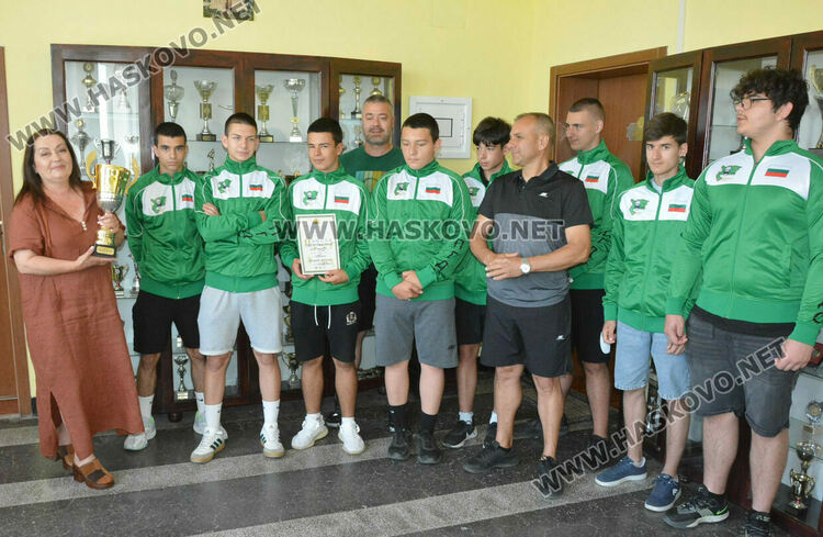 Хандбалистите на „Царската гимназия“ прибавиха още един трофей във витрината