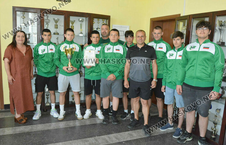 Хандбалистите на „Царската гимназия“ прибавиха още един трофей във витрината