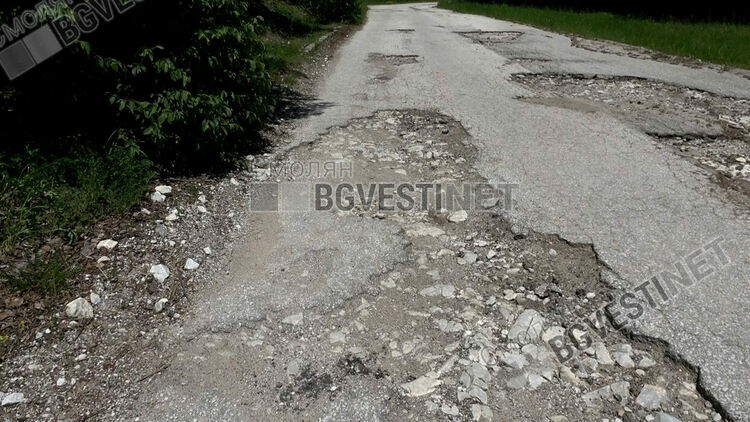 Пътят до село Турян е опасен за живота на шофьорите, твърдят хората и настояват за спешен ремонт/ ГАЛЕРИЯ/