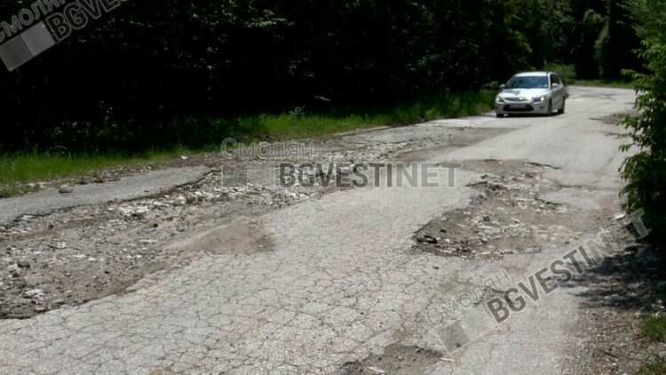 Пътят до село Турян е опасен за живота на шофьорите, твърдят хората и настояват за спешен ремонт/ ГАЛЕРИЯ/