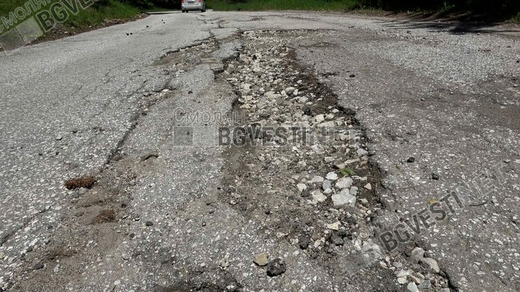 Пътят до село Турян е опасен за живота на шофьорите, твърдят хората и настояват за спешен ремонт/ ГАЛЕРИЯ/