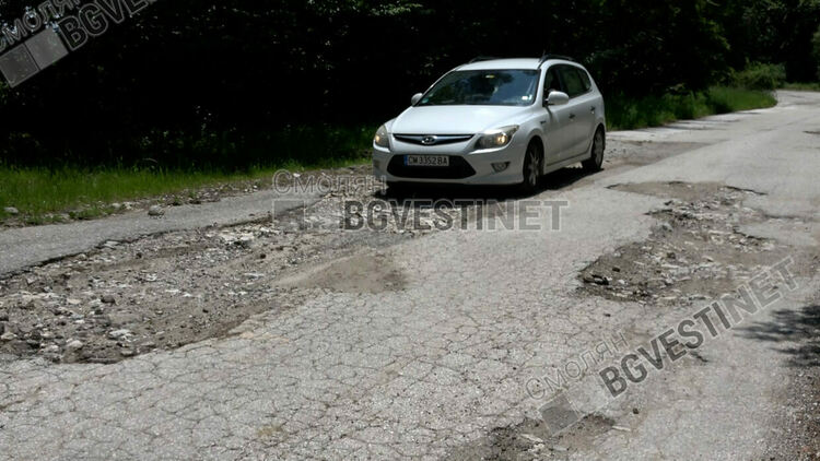 Пътят до село Турян е опасен за живота на шофьорите, твърдят хората и настояват за спешен ремонт/ ГАЛЕРИЯ/