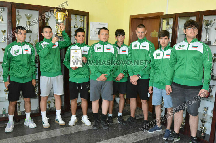 Хандбалистите на „Царската гимназия“ прибавиха още един трофей във витрината