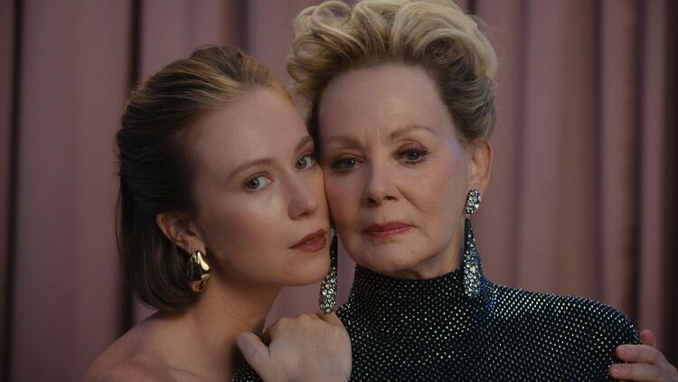  Max подновява отличения с Еми® комедиен сериал „Хитринки“ за пети сезон 