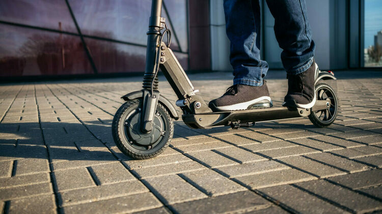 Санкционираха двама нарушители с нерегистрирани мотопед и скутер