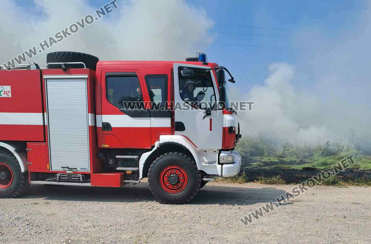 Изгоряха около половин декар сухи треви и храсти