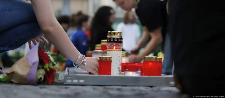 Хората в Грац палят свещи на мястото на кървавото престъпление