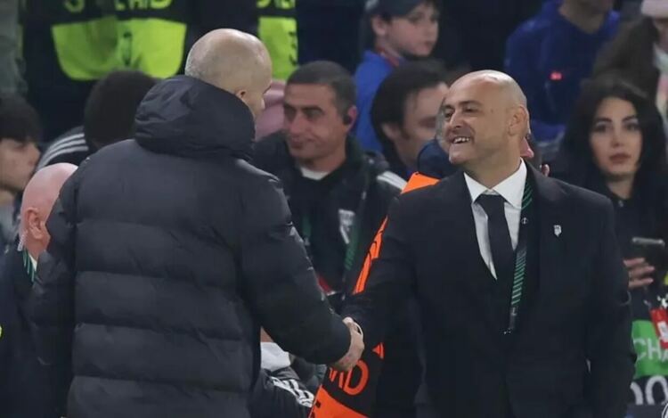 Руи Мота (вдясно), тук като треньор на „Ноа“, се поздравява с мениджъра на „Челси“ Енцо Мареска преди мача между двата отбора в Лондон от турнила Лига на конференцията на 7 ноември м.г., спечелен от английския тим с 8:0.