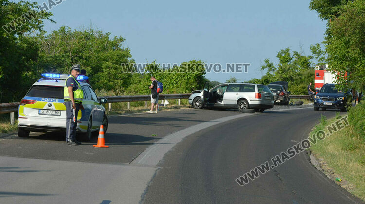Дете и още двама пострадаха при челна катастрофа