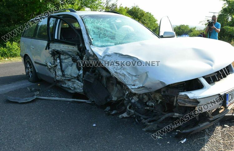 Дете и още двама пострадаха при челна катастрофа