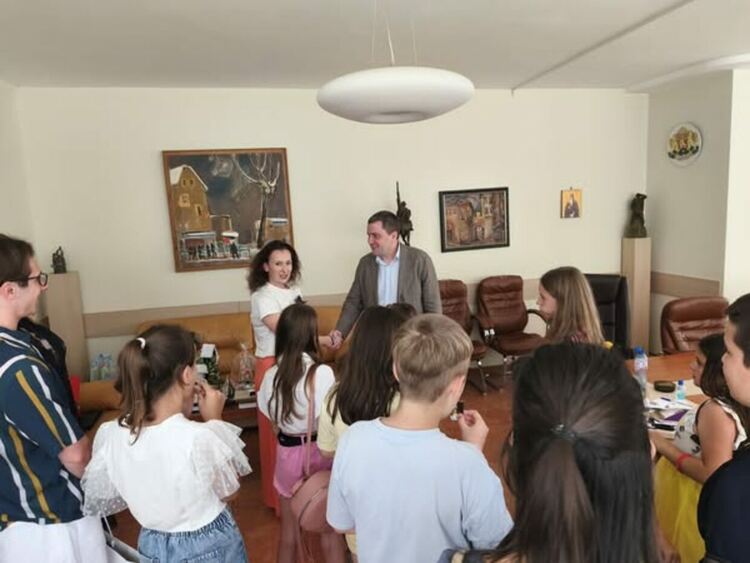 Децата от Детски хор „Родна песен“ към ЦПЛР–ОДК – Перник се срещнаха с кмета на община Перник