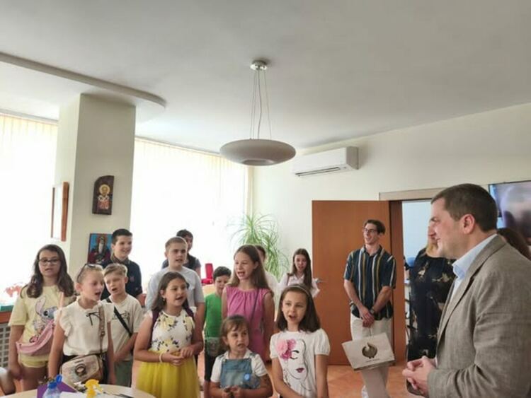 Децата от Детски хор „Родна песен“ към ЦПЛР–ОДК – Перник се срещнаха с кмета на община Перник