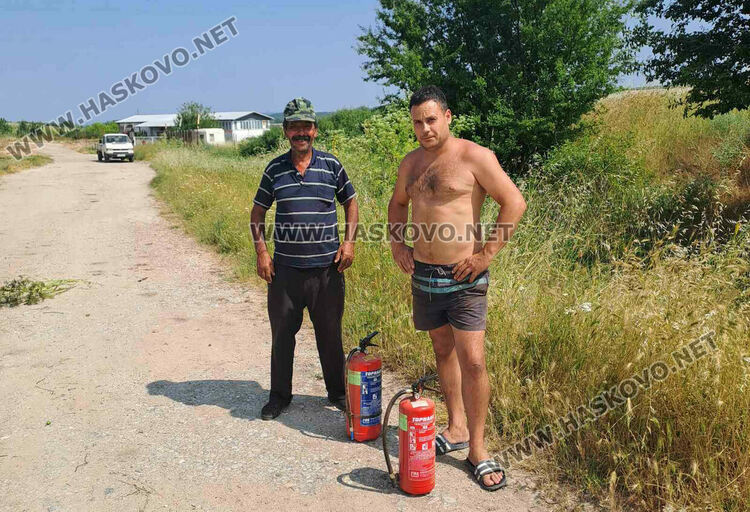 Изгоряха около половин декар сухи треви и храсти