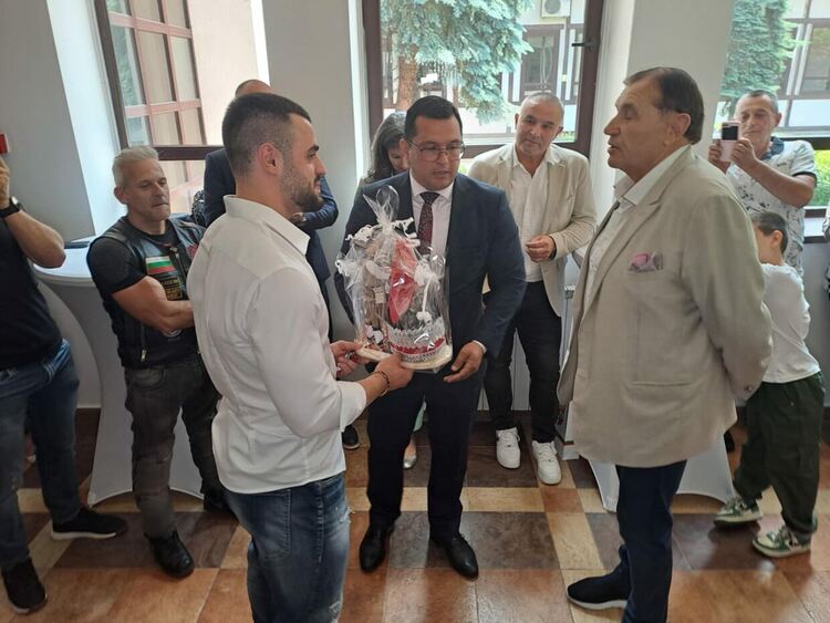 В Девин откриха ултрамодерна зала за Карлос Насар