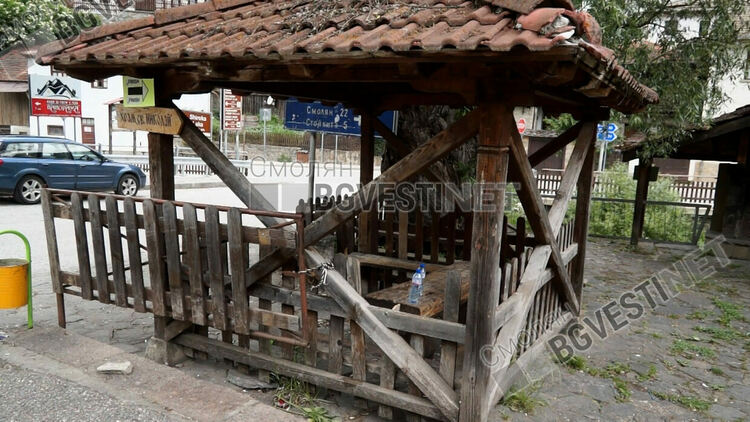 беседката, на която младежите са се събрали да пият