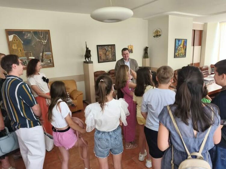 Децата от Детски хор „Родна песен“ към ЦПЛР–ОДК – Перник се срещнаха с кмета на община Перник