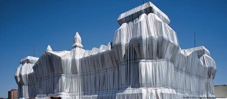 Опакованият Райхстаг през 1995 в Берлин