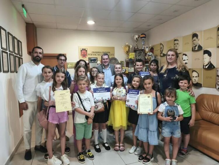 Децата от Детски хор „Родна песен“ към ЦПЛР–ОДК – Перник се срещнаха с кмета на община Перник