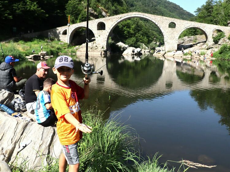 Организират Риболовен фест край Дяволския мост с много награди