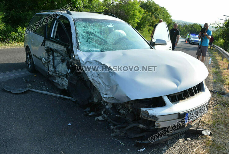 Дете и още двама пострадаха при челна катастрофа