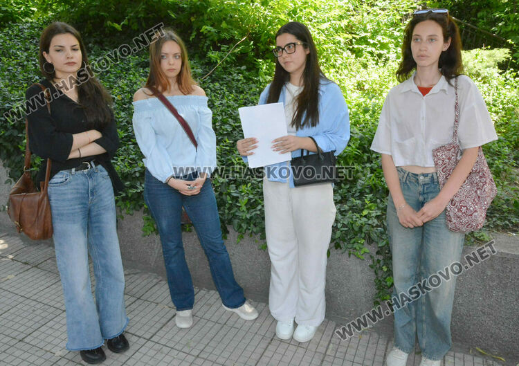 Зрелостници от ЕГ, които се жалваха от съкратено време в последния модул на матурата по БЕЛ