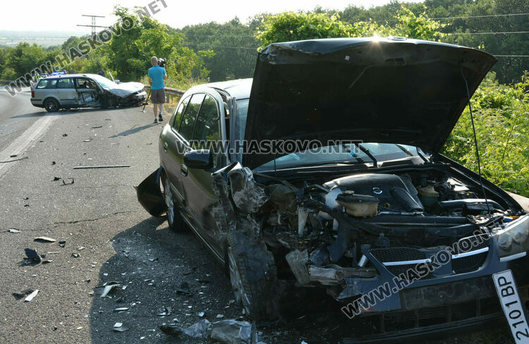 Дете и още двама пострадаха при челна катастрофа